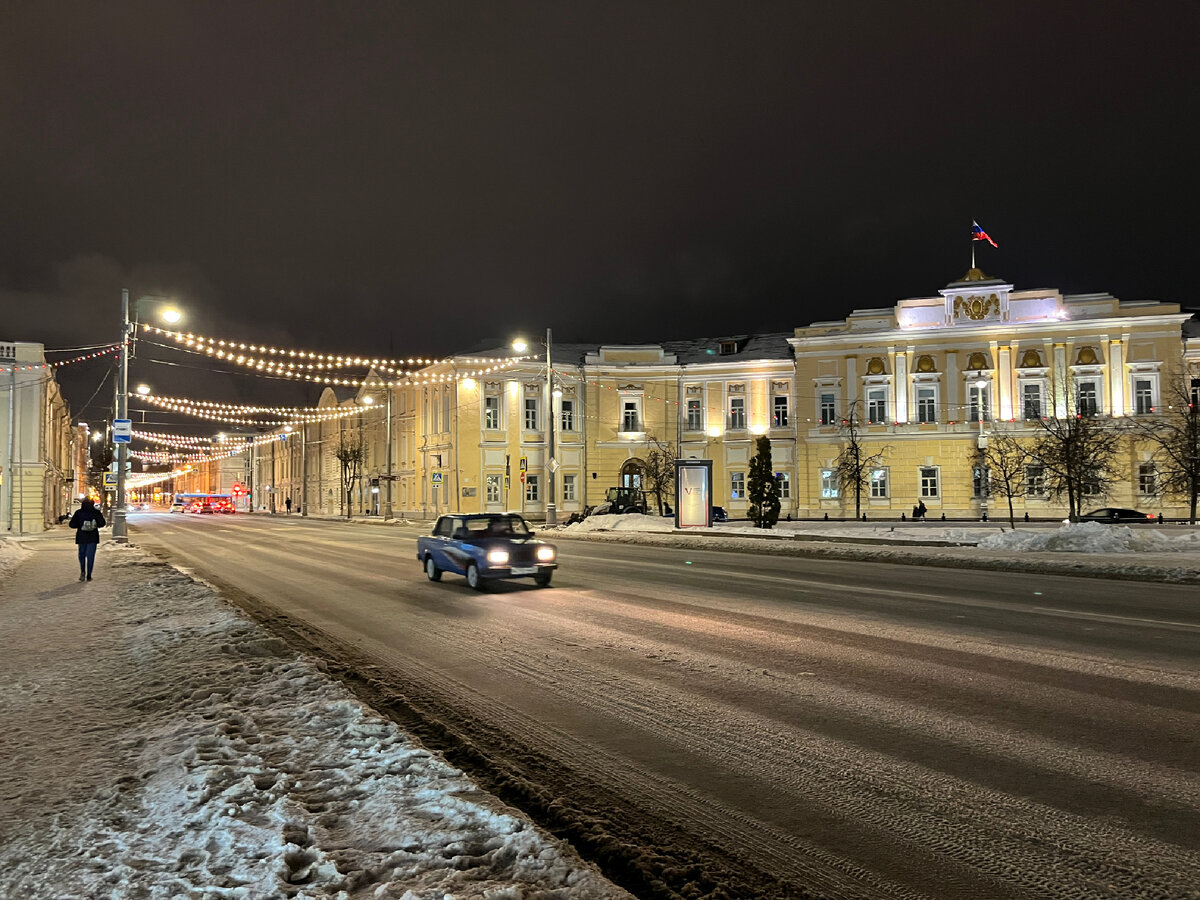 Натянутая на столбах