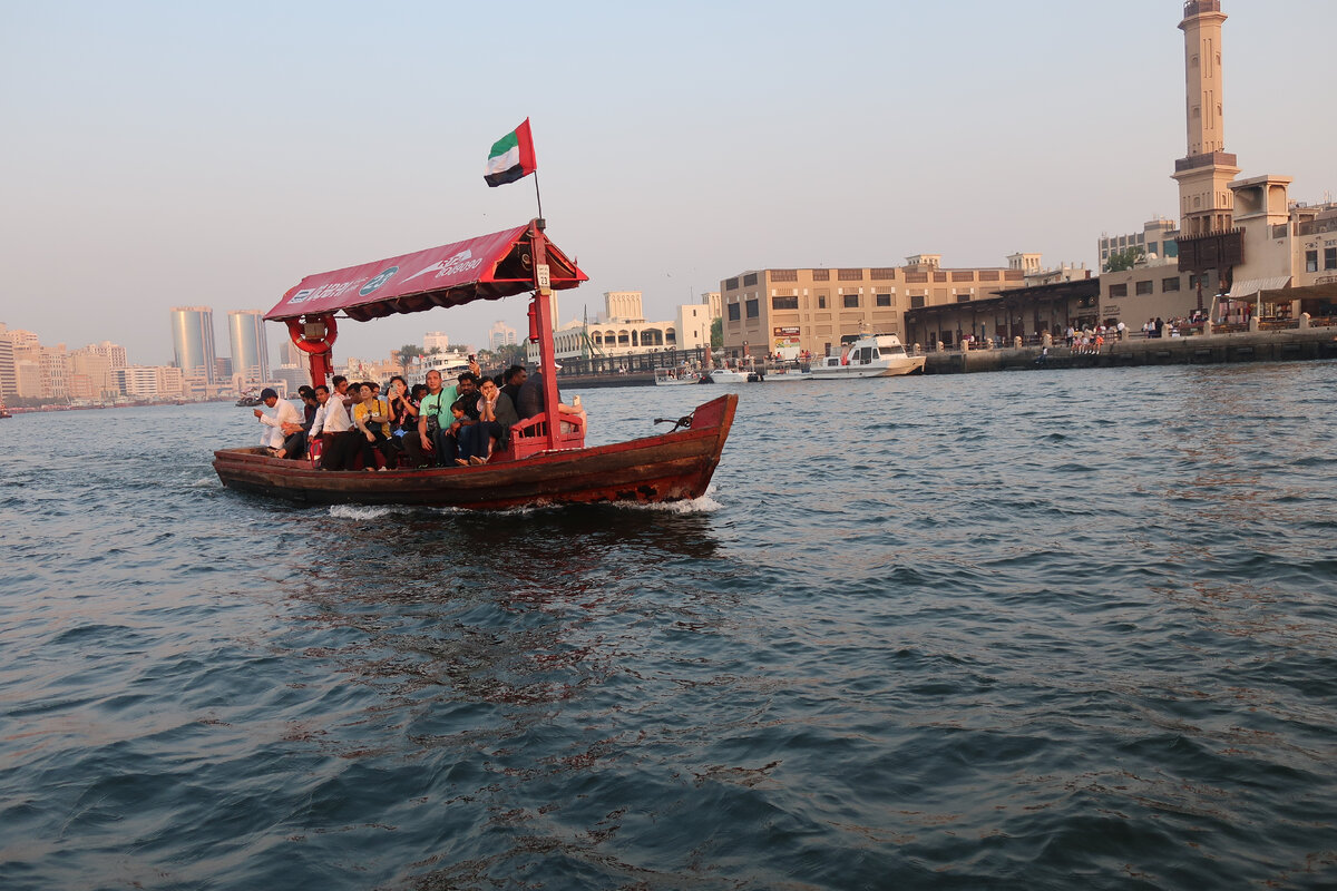 На лодке Абре по каналу Дубай Крик. Эмират Дубай. ОАЭ.