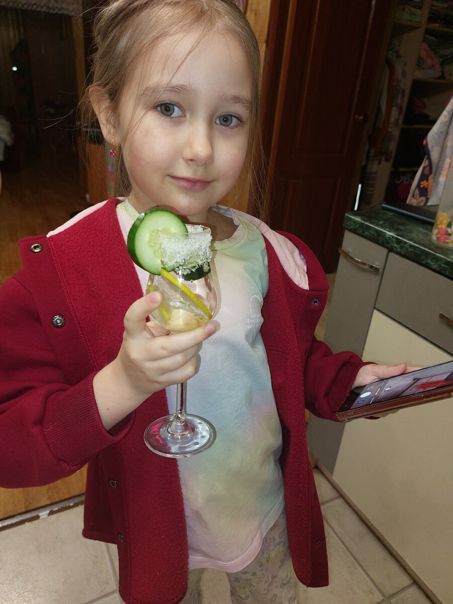 Вода, лимон, огурец, сахар, дочь 😄