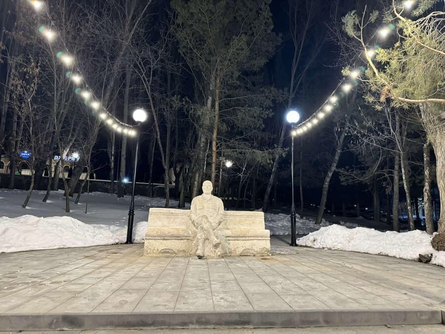 Копия статуи Вазгена Саргсяна, установленная в Шуши, воздвигнута в городе Джермук