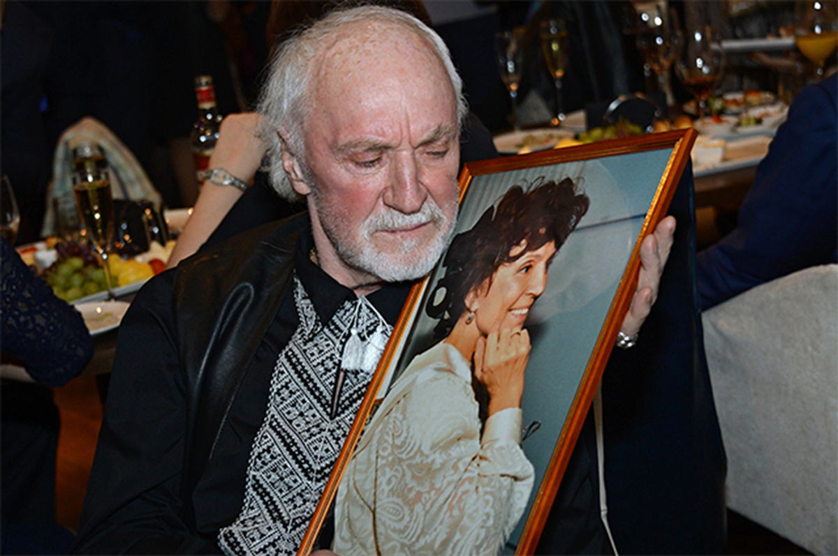 Борис Химичев с портретом Галины Сизовой работы Никаса Сафронова. Фото из открытых источников