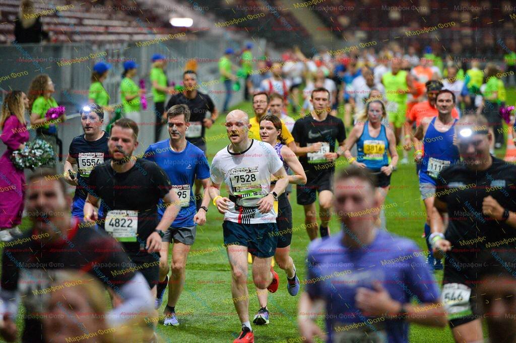 Этот год был насыщен вызовами. Один из самых главных вызовов - вызов самому себе. На фото я с фонариком слева. Фото ночного забега. Москва. 