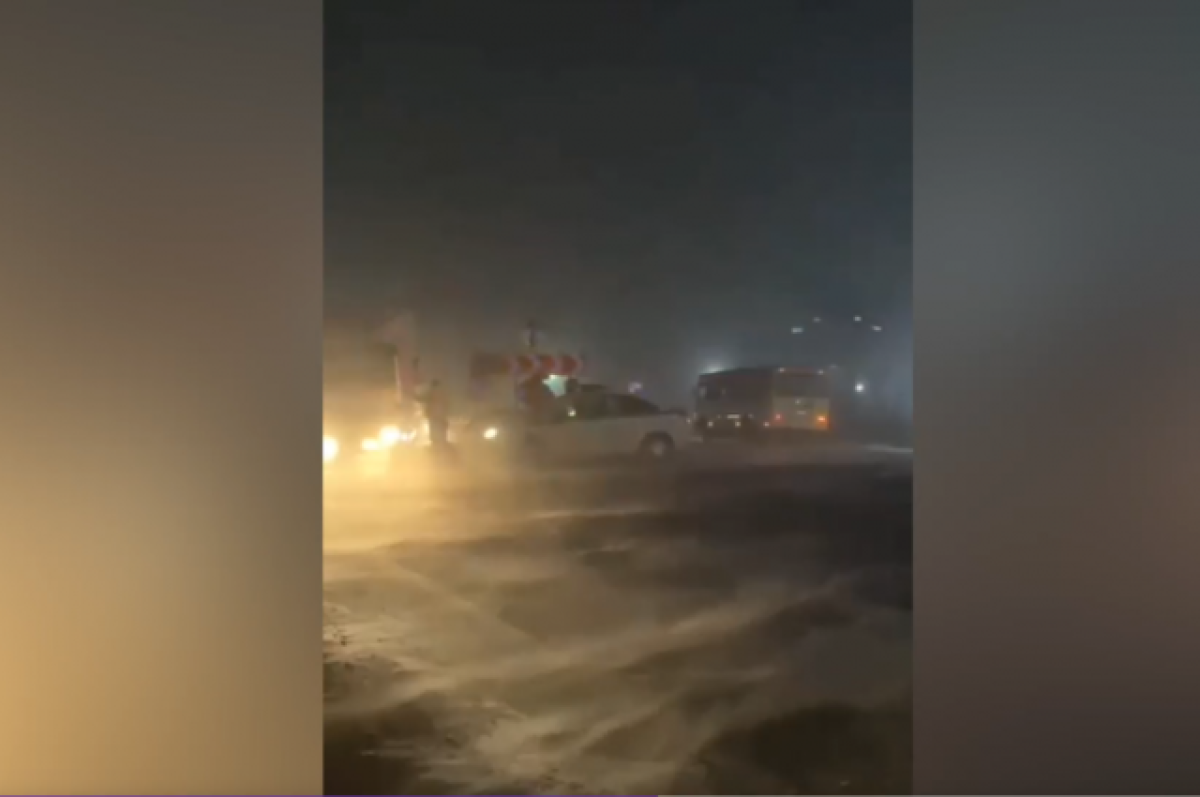    Более 1 тыс. машин скопилось на трассе в Казахстане из-за метели