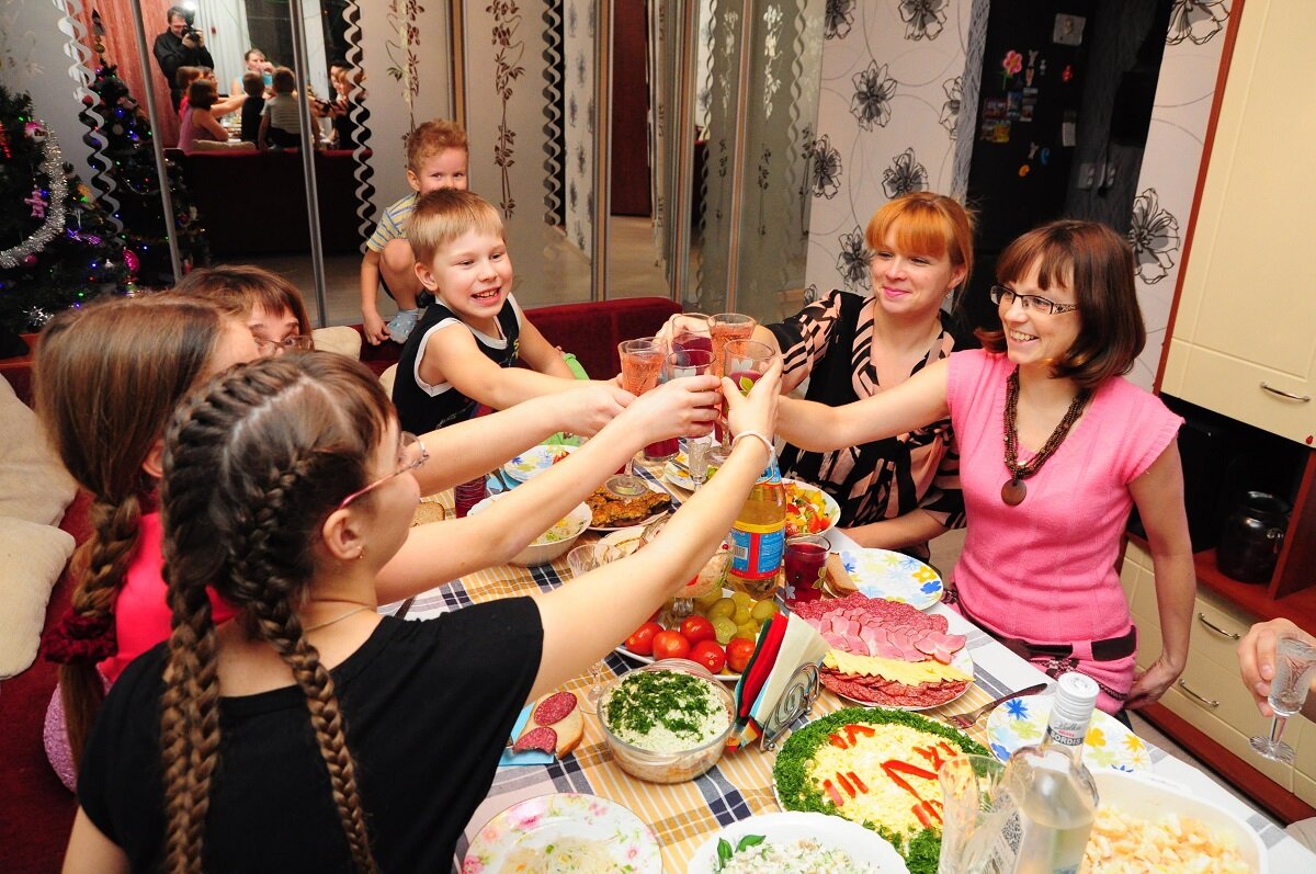 Сколько можно выпить и чем лучше закусывать в новогодние праздники: советы  врача | Нижегородская правда | Дзен