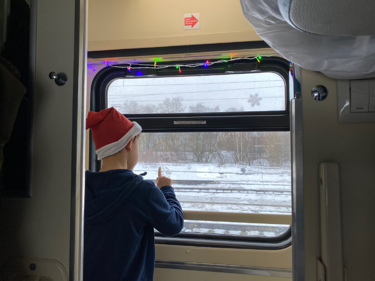 Вагон украшен гирляндами и снежинками