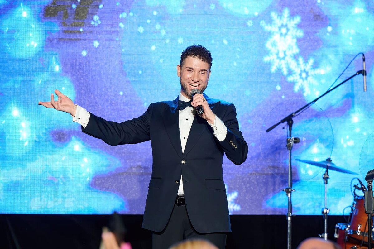 Владимир Брилёв: « Я проведу этот Новый год с семьей!» Наступающий Новый год по китайскому календарю это год Дракона. Для китайцев этот зверь родной и практически, домашний питомец. Но вот для россиян Дракон - загадочный сказочный персонаж, от которого не понятно, чего нам ждать. Мы решили задать вопрос популярному российскому певцу, продюсеру и творческому реабилитологу Владимиру Брилёву – как он встретит этот необычный Новый год и чего от него ждет?
« Я решил, что именно этот Новый год я встречу со своей семьей, на даче, за столом, с нашим русским традиционным тазиком оливье, не менее традиционной селедкой под шубой и холодцом! 
    Почему я так решил? Все просто. 
    Всякие - разные экзотические страны, новогодние теплые пляжи и прочая банальная мишура в моей жизни уже были, и мне точно есть, с чем сравнить. Ничего лучше, теплее, вкуснее и интереснее новогоднего вечера с самыми любимыми людьми не существует в принципе! 
    И потом, сейчас наступило такое время, что хочется побыть в кругу своей семьи – ведь мы не можем до конца спрогнозировать, что будет с нами завтра? Конечно, все мы всегда надеемся  на лучшее, на перемены в нашей жизни исключительно в положительном ключе. 
   Но, как говорится «мы предполагаем, а Бог располагает». Я хочу, чтобы та энергетика, которую мы все излучаем, когда рядом с нами наши родители, жены, дети, друзья и близкие, распространялась, как круги по воде, захватывая все более далекие города и страны. Тогда, глядишь, и вся наша такая маленькая и уютная планета, станет по-настоящему, добрым домом для всех. И не надо говорить, что это все – утопия. Нет! Если каждый из нас будет думать и мечтать исключительно о хорошем, то любая утопия станет реальностью. Это один из законов нашей общей Вселенной, который лежит на поверхности, но его предпочитают не замечать те, кому милее и важнее «бабло, которое побеждает зло». Никакие деньги еще никогда и никому не вернули здоровья, не составили счастья и не вернули назад любовь! 
   Поэтому, надо просто включать голову, когда планируешь свои поступки, и беречь то приятное ощущение, возникающее у тебя в груди, когда ты думаешь о своих близких. Это, на мой взгляд, и есть рецепт простого человеческого счастья. 
    Насчет китайской домашней зверушки – Дракона, я скажу так. Китайцы древний и мудрый народ. И всякую ерунду в дом тащить не станут. Поэтому, я уверен в том, что их Зеленый Деревянный Дракон, который будет хозяином планеты Земля весь следующий год, наверняка зверь дружелюбный и неглупый. А такое сочетание всегда дает повод к оптимизму. 
   Давайте будем чуть мудрее, чуть более открытыми друг другу, и тогда, глядишь, многие проблемы решаться сами собой. 
    Кстати, о проблемах – моя бабушка, а она было ооочень умным человеком – мне говорила «не старайся решить все проблемы в жизни, это невозможно, ведь ты можешь решить только пятьдесят процентов своих проблем, еще сорок процентов ты решишь наполовину, в оставшиеся десять ты не решишь никогда – так зачем же заморачиваться и портить себе этим жизнь?»
    Я желаю всем вам, дорогие друзья, здоровья. Именно здоровье и есть основа нашей жизни. Без него все остальные планы рискуют так и остаться планами! 
    Еще я бы хотел, чтобы каждый определился со своим собственным понятием счастья. Ведь оно точно у каждого свое, и поэтому, пусть оно вам достанется в таком виде, какой вы и представите. 
     И, конечно же, я желаю всем любви. Любовь спасет этот мир. Не красота, ибо она только одна из многих наших прихотей, а именно любовь. Ведь не зря сказано «Бог есть любовь». В этих словах заложен очень глубокий смысл,  и именно любви я и желаю всем вам, мои любимые зрители и слушатели, мои дорогие соратники на том пути, который я выбрал для себя много лет назад и следую ему. Всех с наступающим Новым годом! Ваш Владимир Брилёв».
