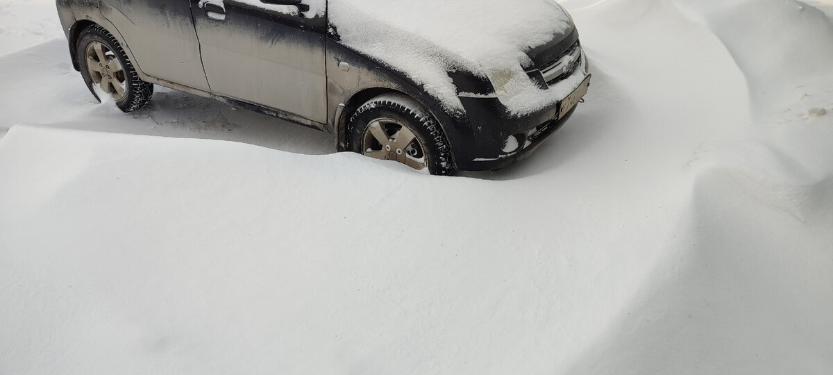 Прямо целые барханы из снега... 