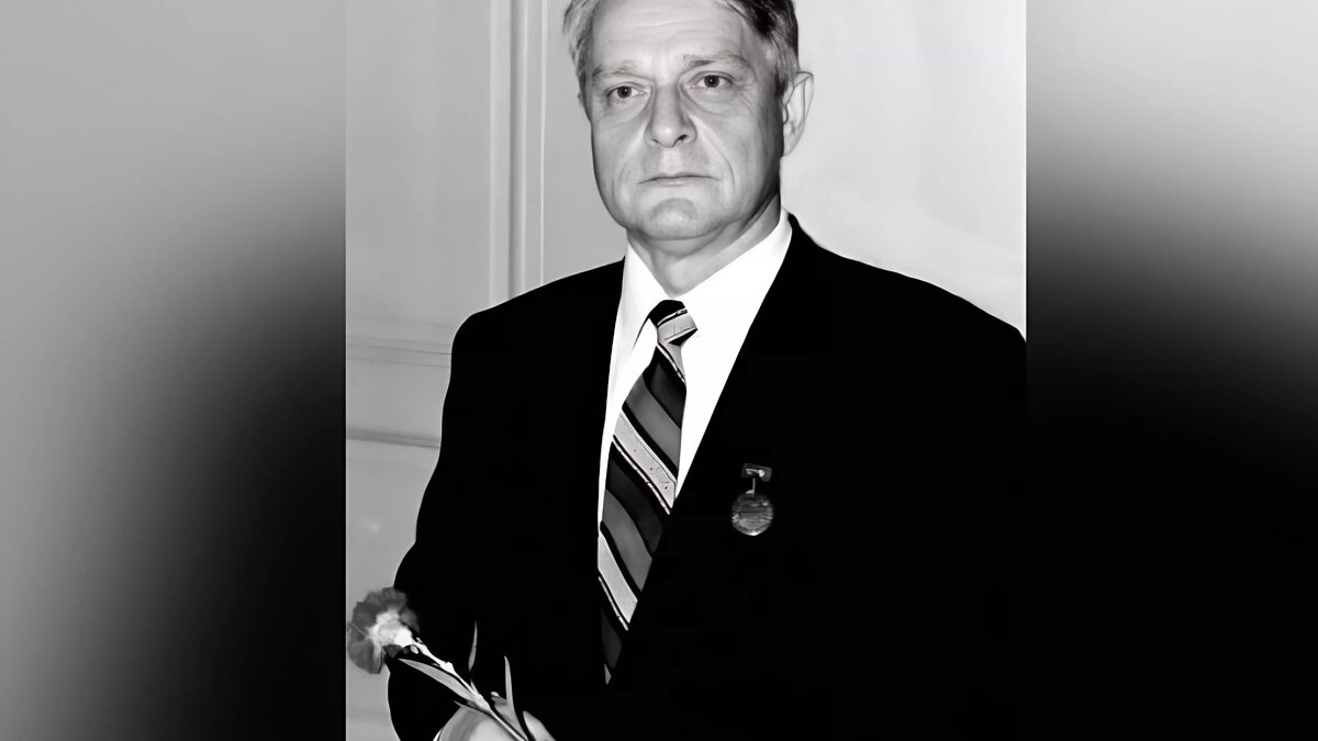     В Татарстане скончался 86-летний Назым Ханзафаров, являющийся автором идеи государственного герба РТ. Прощание с ним состоится после Нового года.