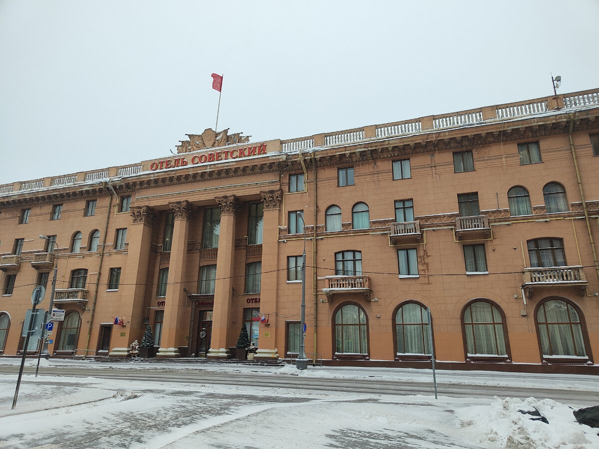 Вход в отель "Советский". Улица Расковой. 