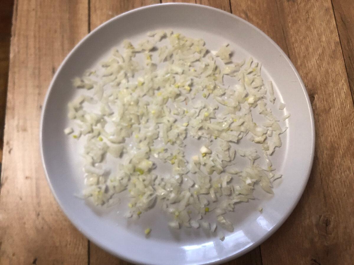 Покрошите мелко лук. Фотоиллюстрации рецепта автора.