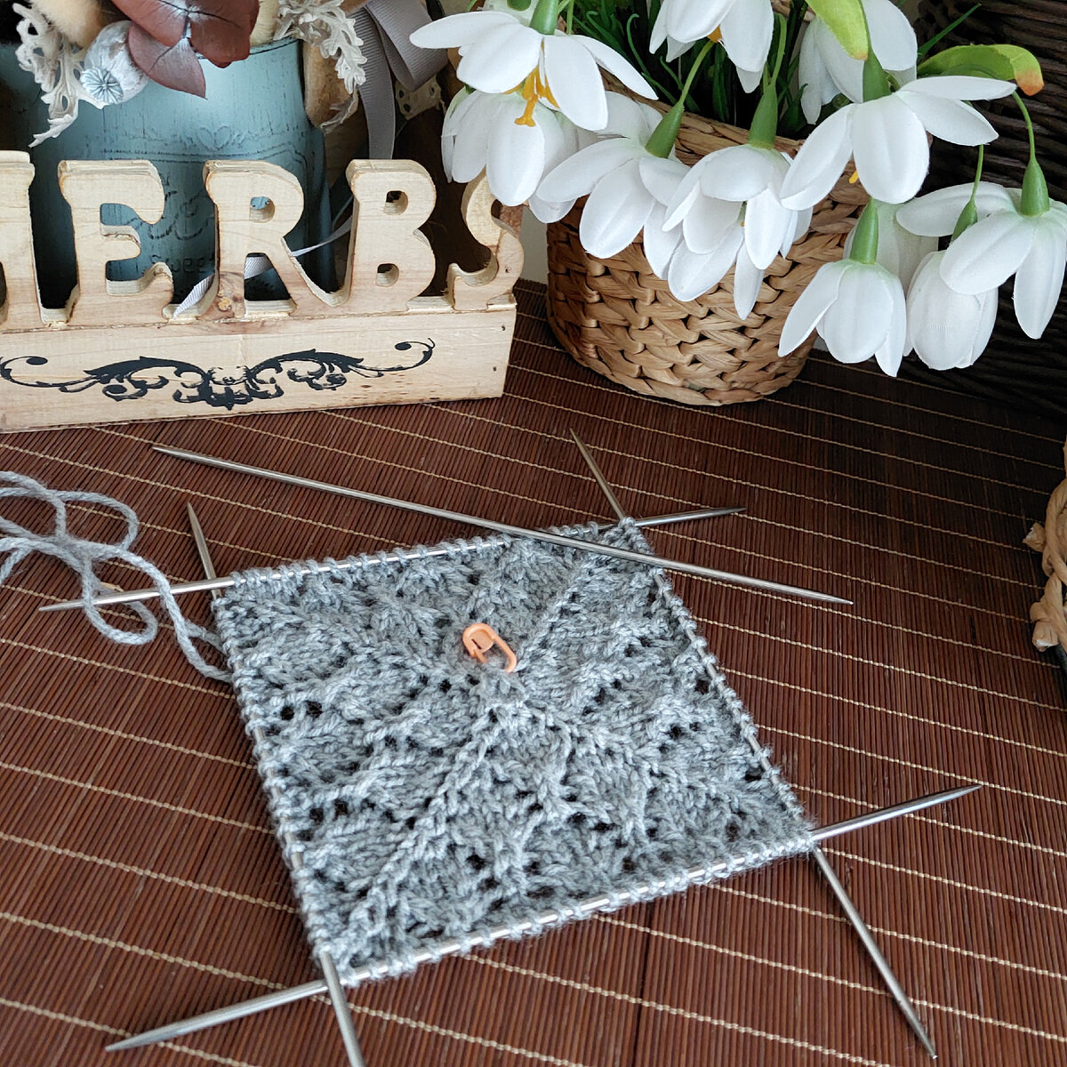 Начинаем от центра на чулочных спицах.