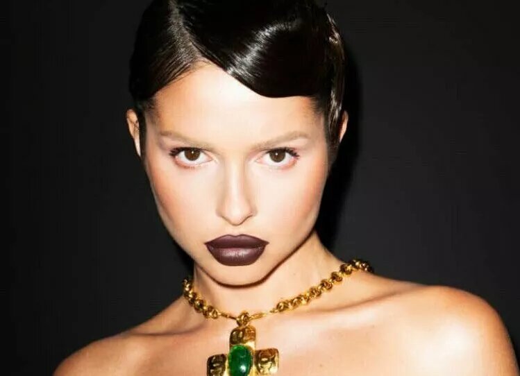    Неузнаваемая Нюша поделилась новогодними фотографиями с дочерью