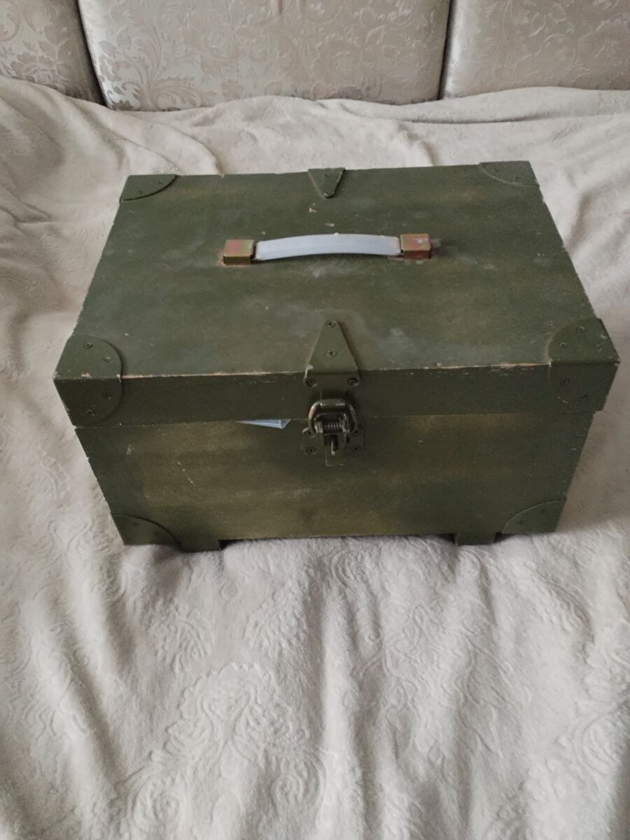 Вот такой непритязательный армейский ящичек хранится у меня дома.
