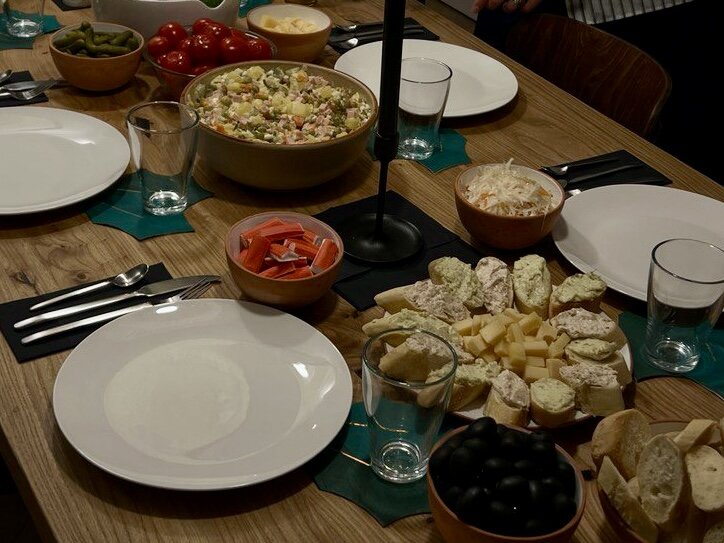 Оливье, селедка под шубой, бутерброды с красной икрой… без этих блюд невозможно представить традиционный новогодний стол в России.