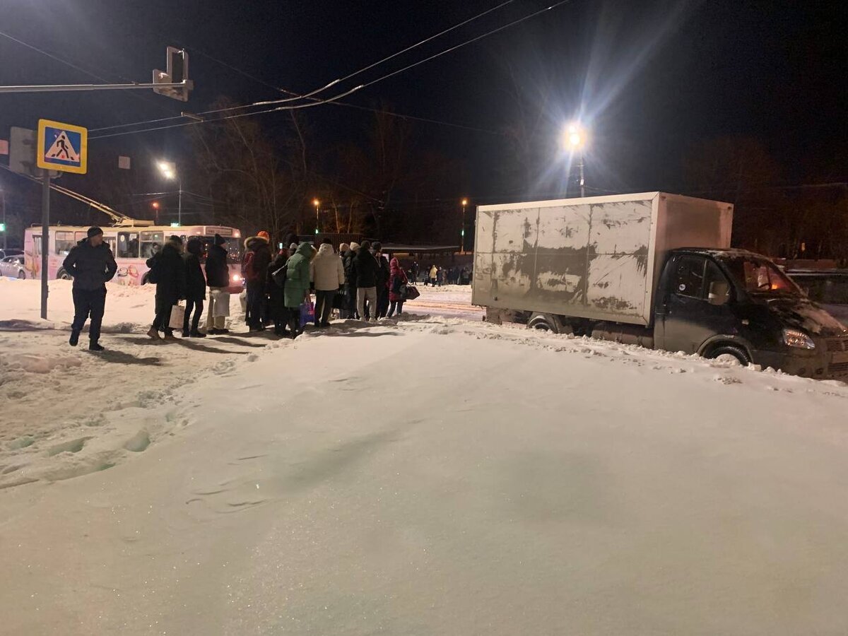 НА ОСТАНОВКЕ "РОДНИК" ИЗ-ЗА ЭТОЙ МАШИНЫ ВСТАЛИ ТРОЛЛЕЙБУСЫ. ФОТО: ЦАРЬГРАД.