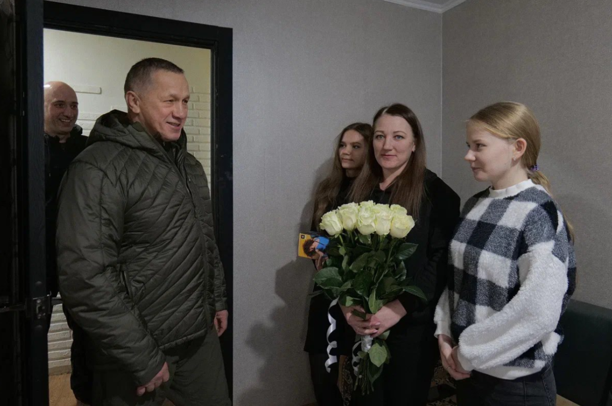    12-летняя Алиса из ДНР получила от полпреда модифицируемые роликовые коньки, защитную экипировку и сладкий подарок.