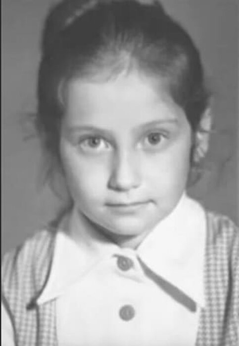  Эвелина Хромченко в детстве. / Фото: www.rosscandal.com