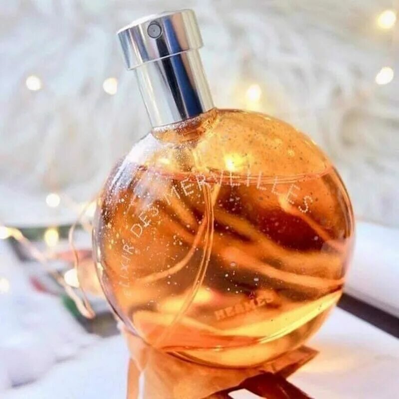 Бренд: Hermes
Название: Elixir des Merveilles
Тип продукта: Парфюмерия (женский аромат)
Год выпуска: 2006
Парфюмер: Jean-Claude Ellena
Ноты аромата:
перуанский бальзам, ванильный сахар, амбра, сандал, бобы тонка, пачули, сиамские смолы, карамель, дуб, ладан, апельсиновая кожура, белый кедр
Объемы флаконов: Чаще всего встречаются в объемах 30, 50 мл и 100 мл.
Упаковка: Фирменный стиль Hermes, с элементами оранжевого цвета.
Стойкость аромата: высокая.
Шлейф аромата: интенсивный и запоминающийся.