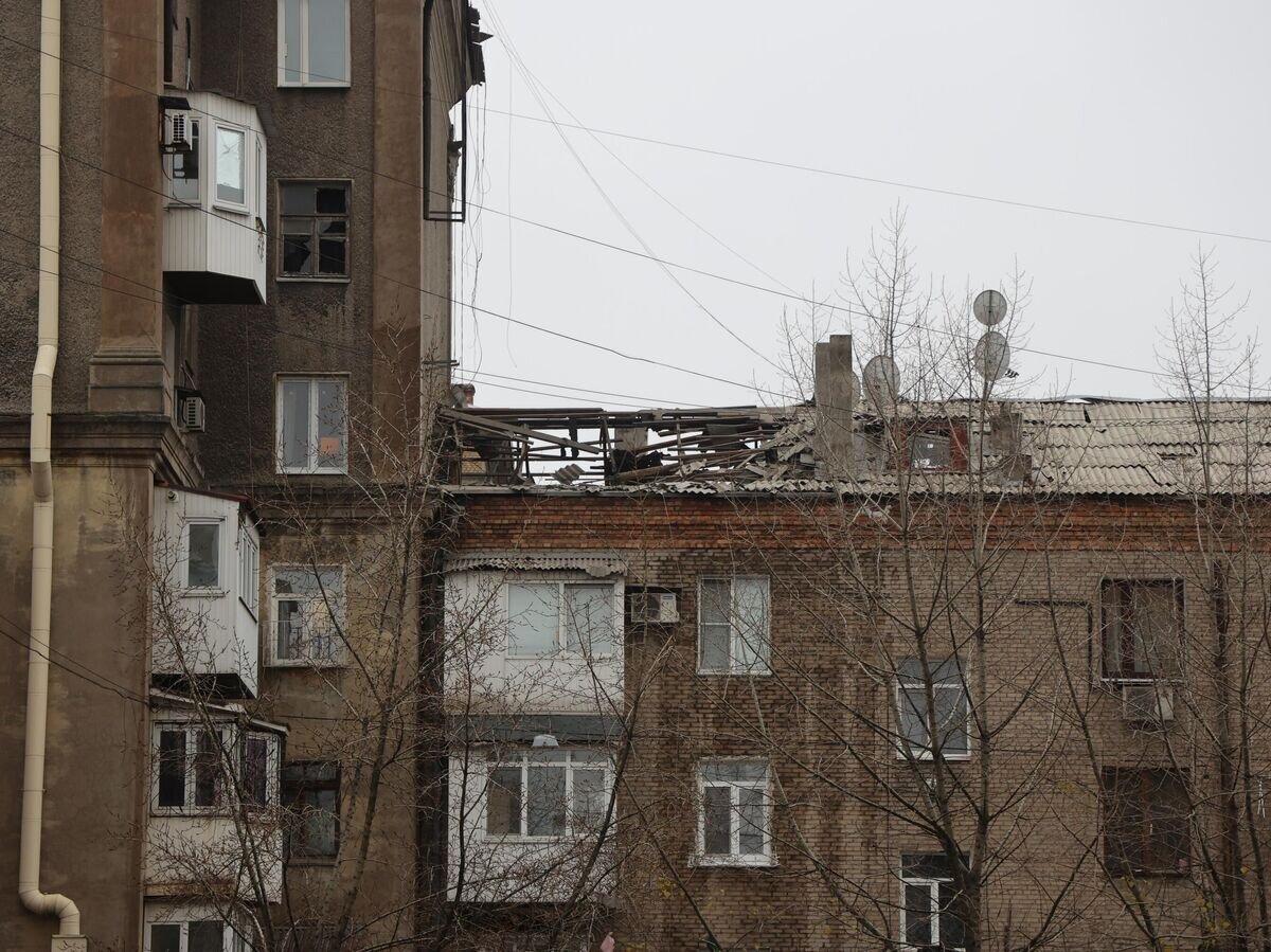    Поврежденный многоэтажный дом в Ворошиловском районе Донецка после обстрелов со стороны ВСУ© РИА Новости / Сергей Аверин
