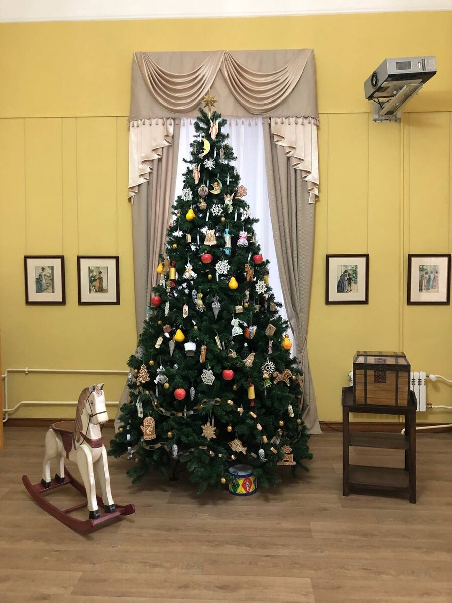 Традиционно наряженная ёлка 