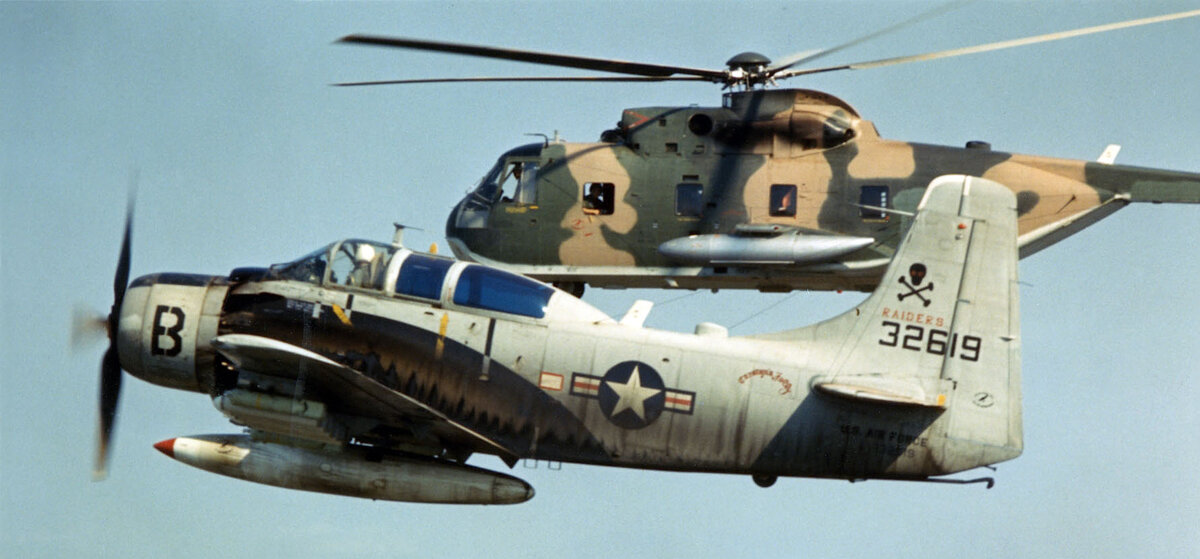 А-1Е ВВС сопровождает СН-3С, 1966 год