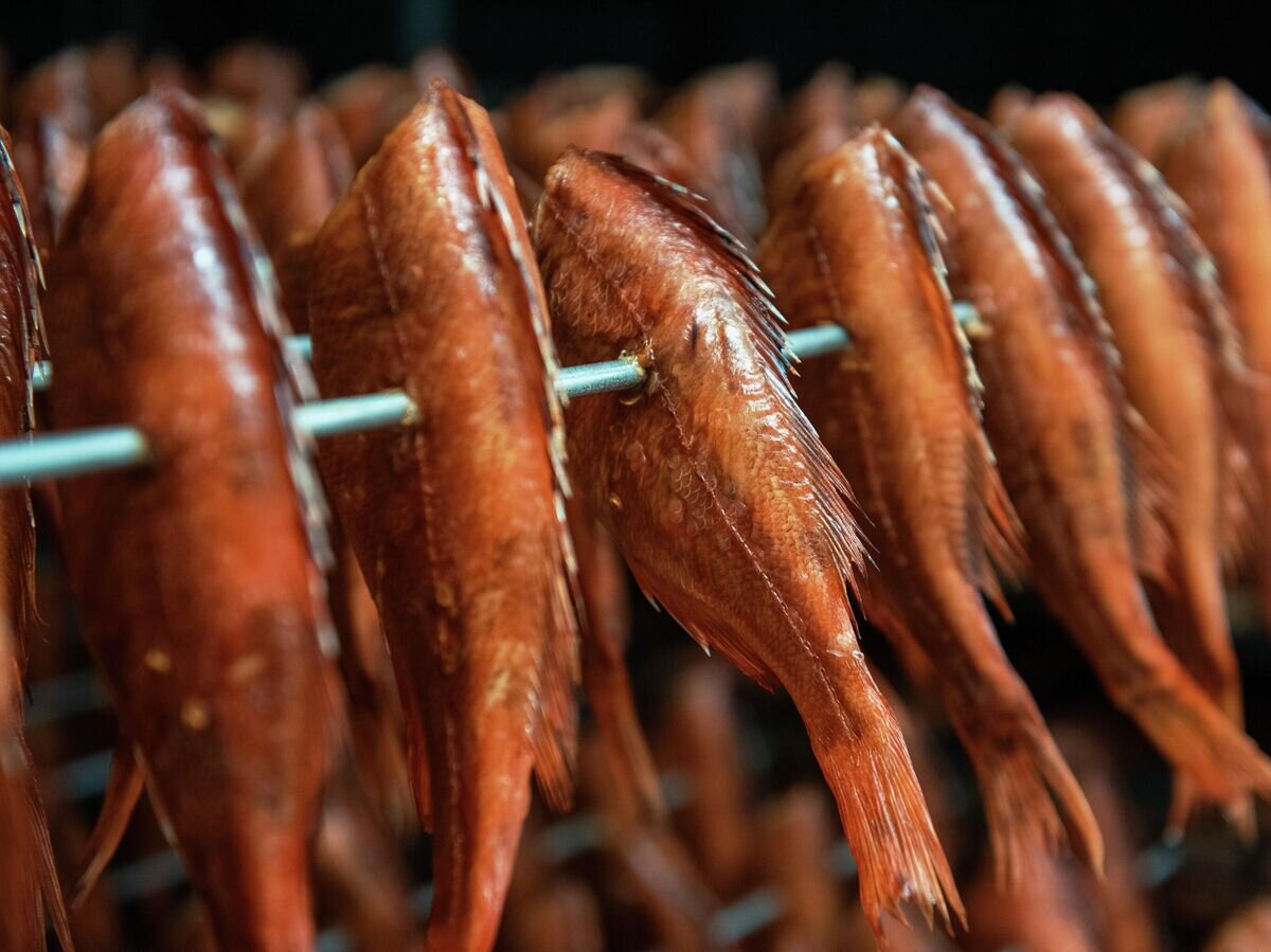    Производство копченой рыбы© Depositphotos.com / olinchuk