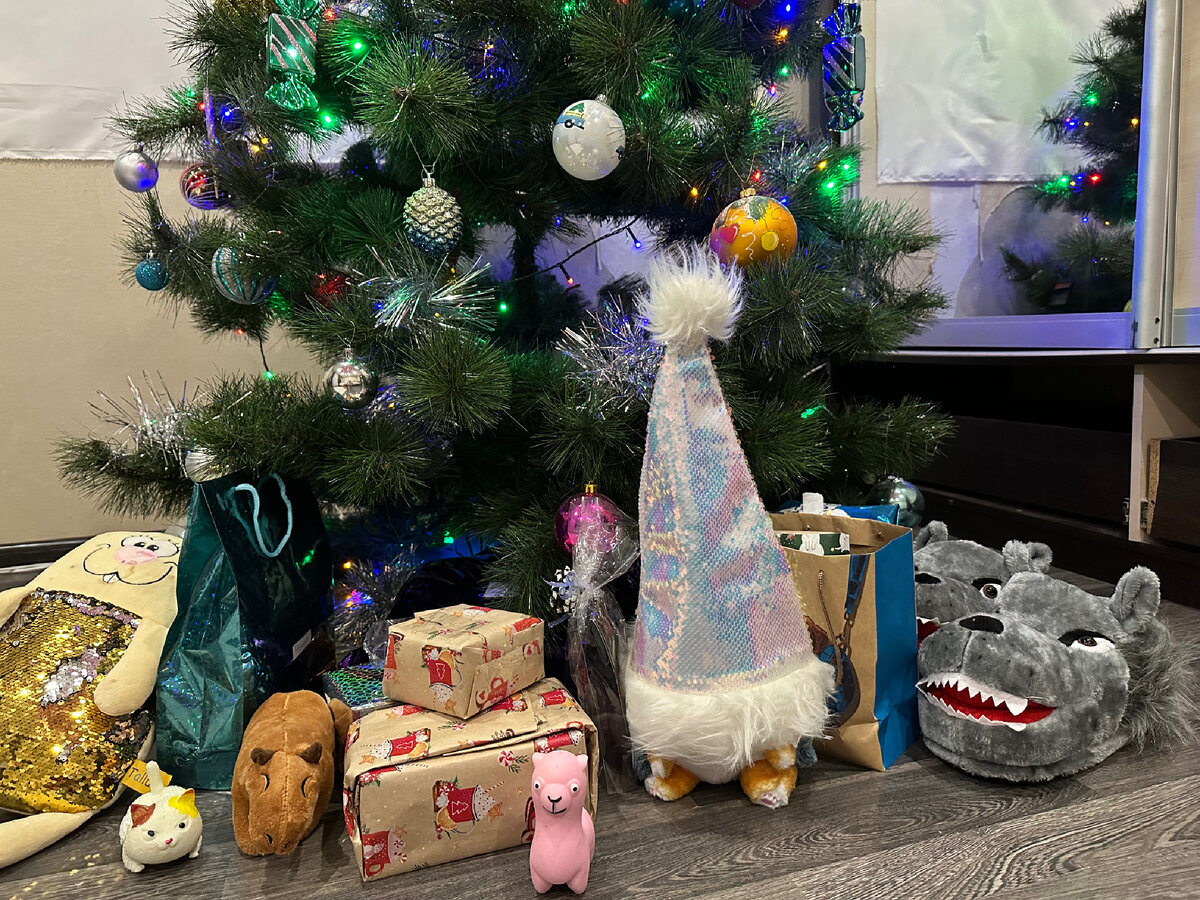 Подарки под елкой для всех родных.