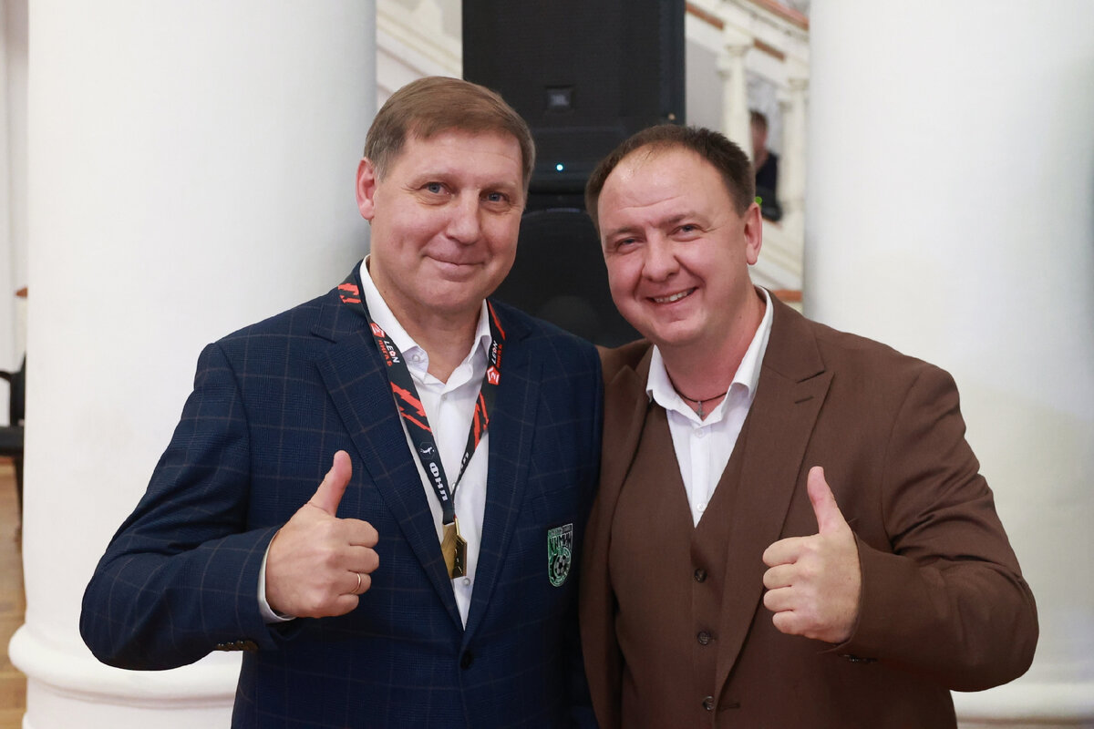 Директор ФК «Химик» Андрей Куваев (справа) и главный тренер дзержинской команды Сергей Передня. Фото Руслана Лобанова («Дзержинские ведомости»)