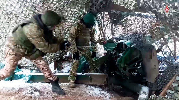 РУССКИЕ АРТИЛЛЕРИСТЫ АКТИВНО ВЕДУТ КОНТРБАТАРЕЙНУЮ БОРЬБУ, СТАРАЯСЬ ОБЛЕГЧИТЬ ПРОДВИЖЕНИЕ НАШЕЙ ПЕХОТЫ. СКРИНШОТ КАДРА ВИДЕО МИНОБОРОНЫ РОССИИ