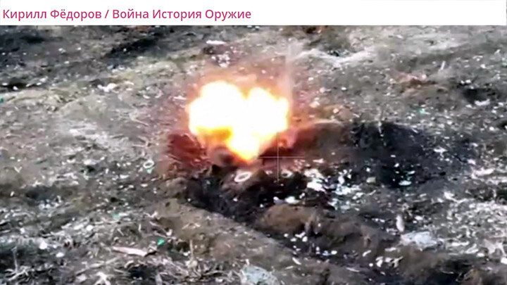 PV-ДРОН ТОЧНО ПОРАЖАЕТ ЦЕЛЬ ПОД КЛЕЩЕЕВКОЙ. СКРИНШОТ КАДРА ВИДЕО ТГ-КАНАЛА "КИРИЛЛ ФЁДОРОВ / ВОЙНА ИСТОРИЯ ОРУЖИЕ" 