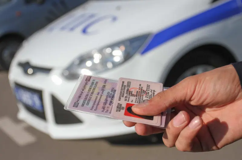 Кому нужно менять права? Фото: vector23.ru 