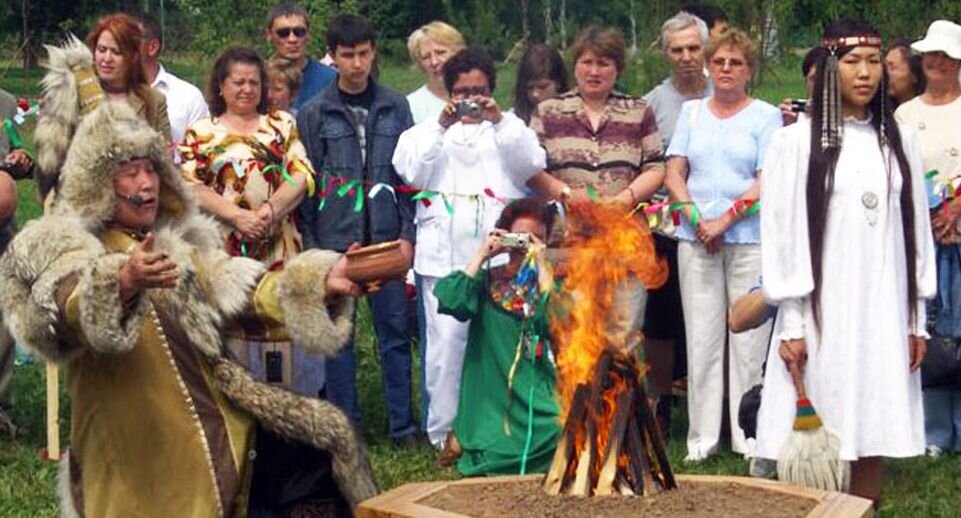 Якутский национальный ритуал называется «Подкармливание огня», 2009 год📷

