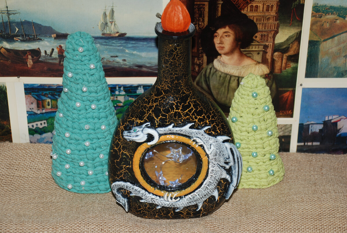 И здесь тоже. Ёлки связаны крючком, бусины пришиты ниткой и иголкой)) Сверху засушенный фонарик физалиса.