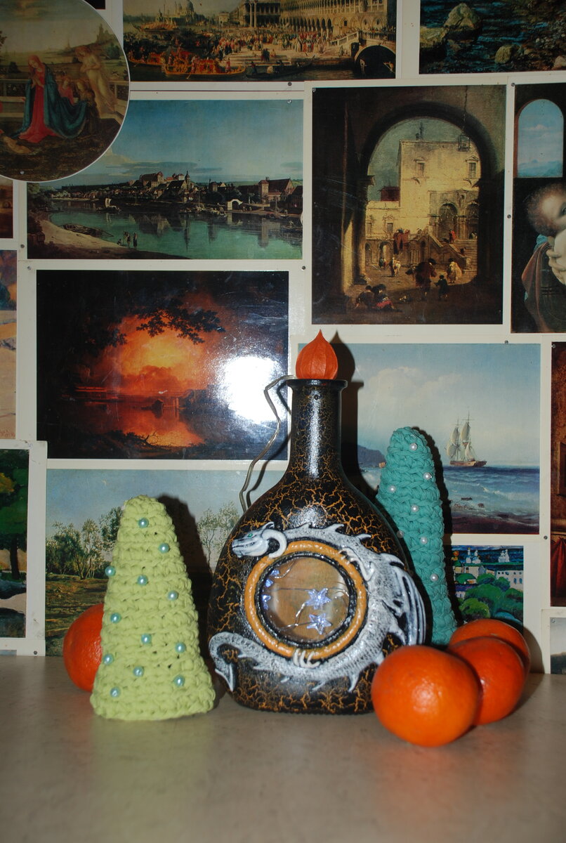 На всех снимках гирлянда горит, но этого почти не видно(( Особенно там, где сработала вспышка. Вот как здесь и на предыдущем фото