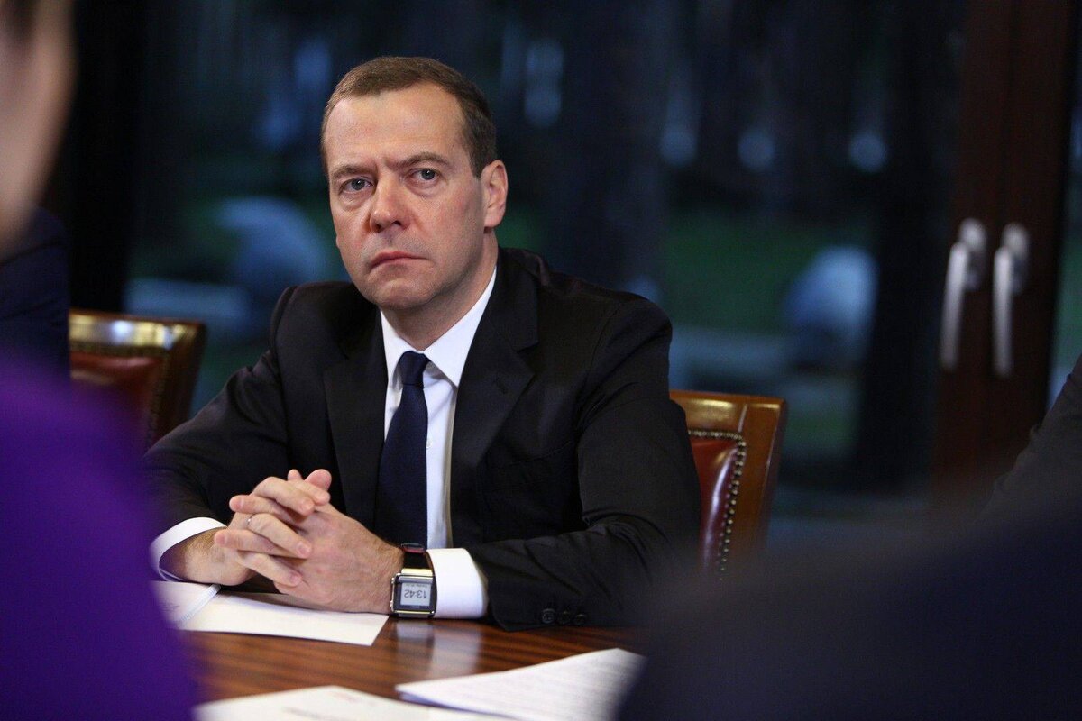     Дмитрий Медведев сделал прогноз на 2024 год: в Японии появится Годзилла, а в России партия чушпанов