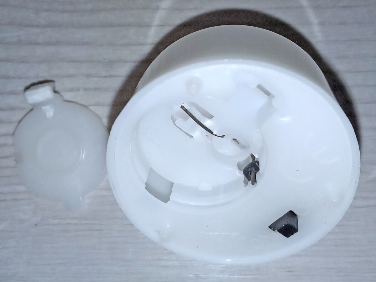 открыт батарейный отсек  