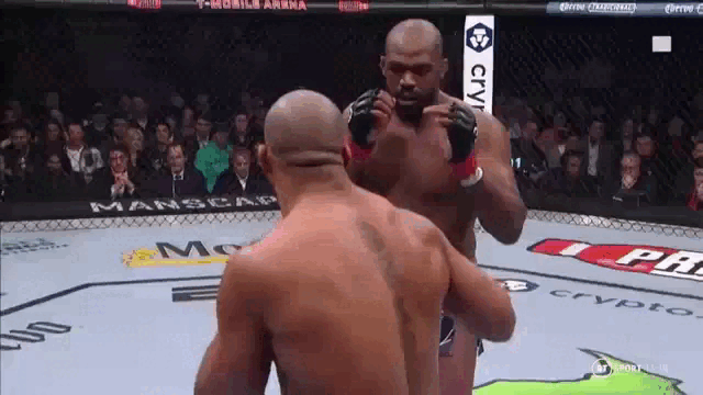 Джон Джонс финиширует Сирила Гана и выигрывает чемпионский пояс UFC во второй для себя весовой категории 