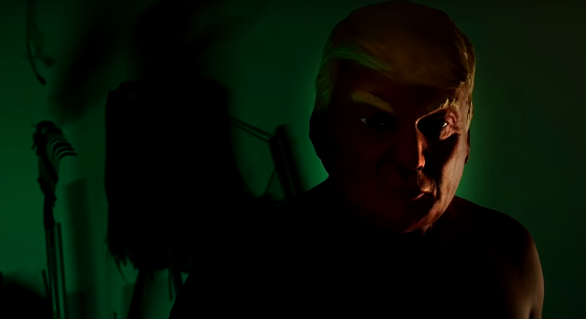 Фрагмент из заставки - мужчина в маске Трампа в популярном сериале "Американская История Ужасов" (Культ)