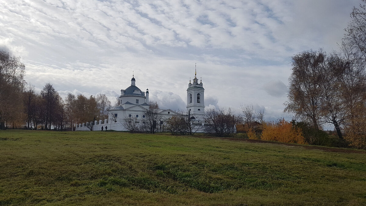 Напротив церкви