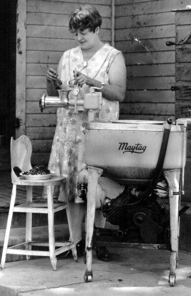 У меня одного впечатление, что этот фарш сейчас размажется по всему полу? "Оно" же падает с полуметровой высоты!