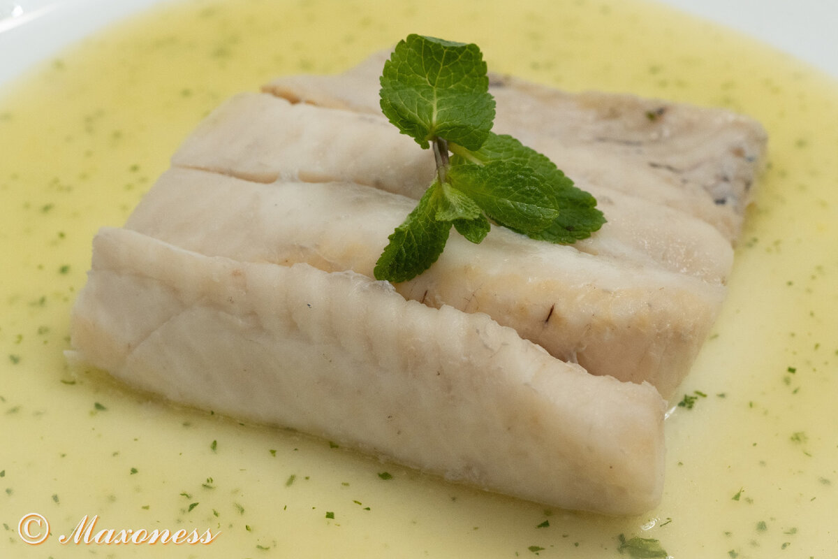 Хек sous-vide в рассоле из зеленого перца с зеленом соусом