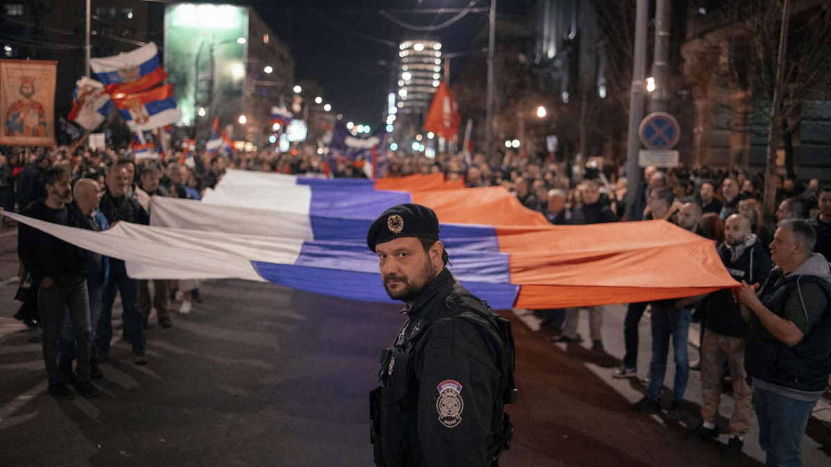 Новости белград. Митинги в Сербии 2022. Митинг в Сербии в поддержку России. Митинги в Сербии в поддержку России 2022. Сербский митинг.