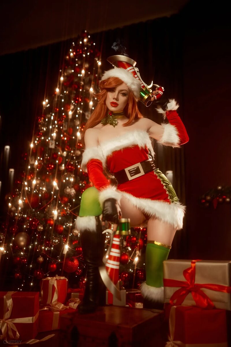 Новогодний косплей на Мисс Фортуну из League of Legends. Косплеер: KamikoZero. Фотограф: CHATSKYPHOTO.    📷