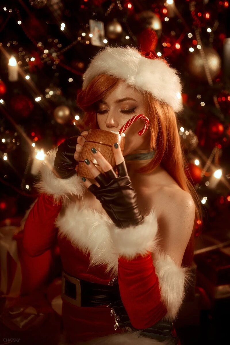 Новогодний косплей на Мисс Фортуну из League of Legends. Косплеер: KamikoZero. Фотограф: CHATSKYPHOTO.    📷