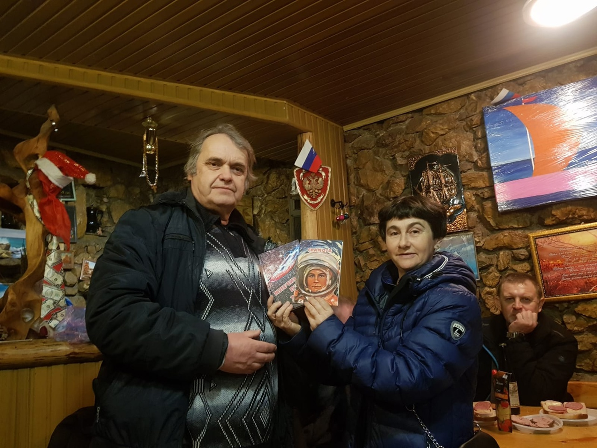 На этот раз, "Героем дня" довелось побыть мне. Призы - Сборник рассказов и стихов по итогам IV Всероссийского детского конкурса фантастики "Млечный Путь 2023" и Грамота как члену Оргкомитета (с) Фото: Е. Горобцов