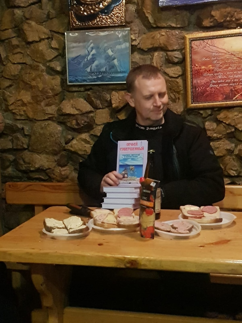 Александр Милютин получил авторские экземпляры сборника "Орфей Совершенный", изданный в Санкт-Петербурге, издательством "Северо-Запад" (с) Фото: Е. Горобцов