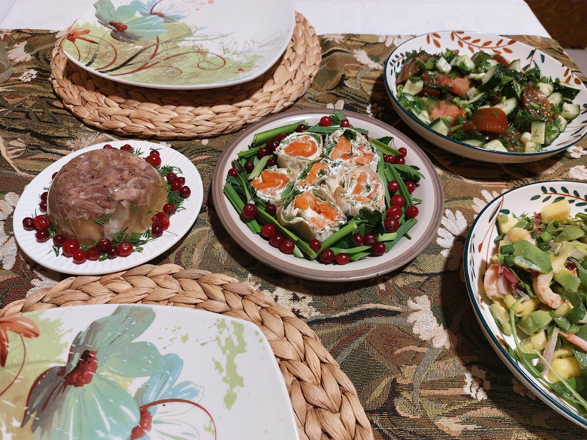 Фото автора новогодний праздничный стол