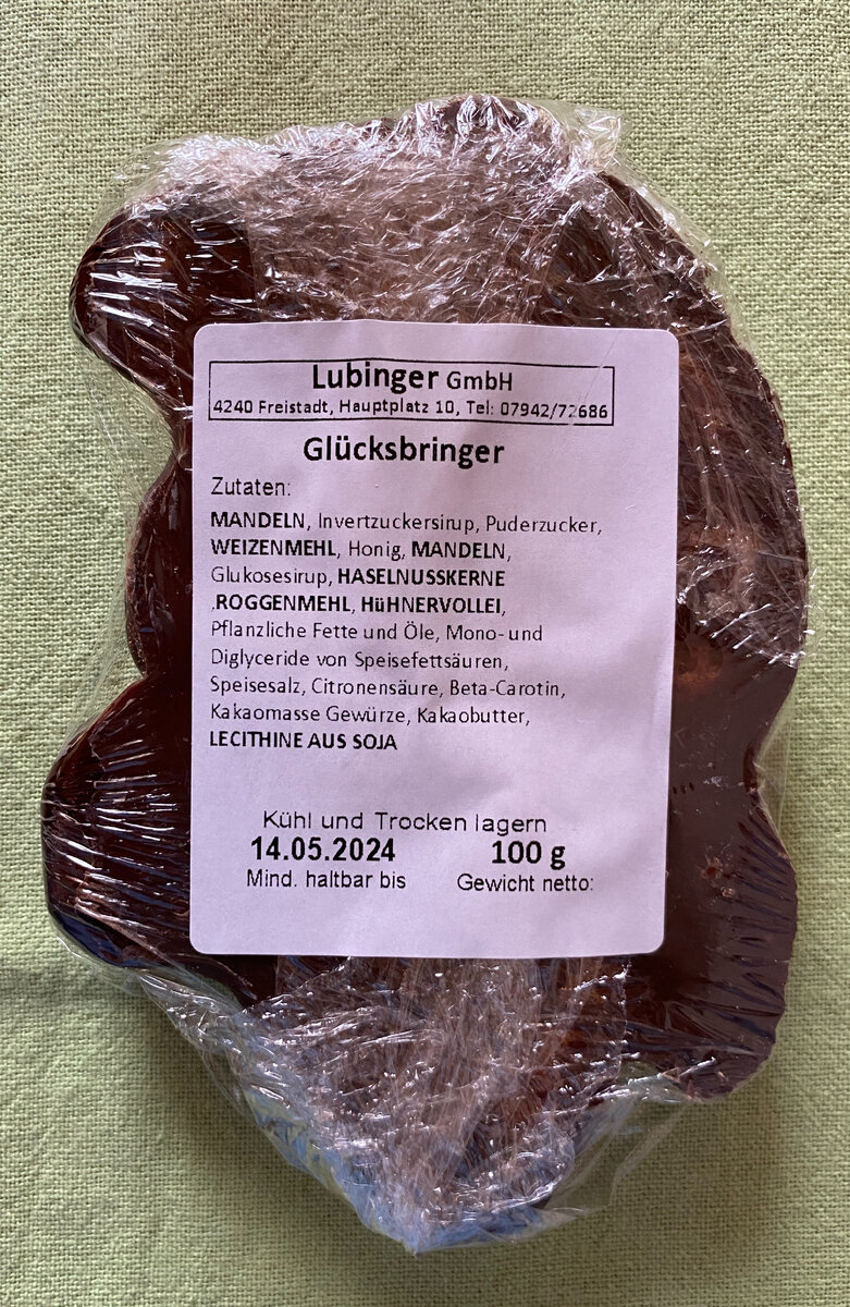 На этикетке написано: "То, что принесет вам удачу". Сама фигурка выполнена из орехов и муки.