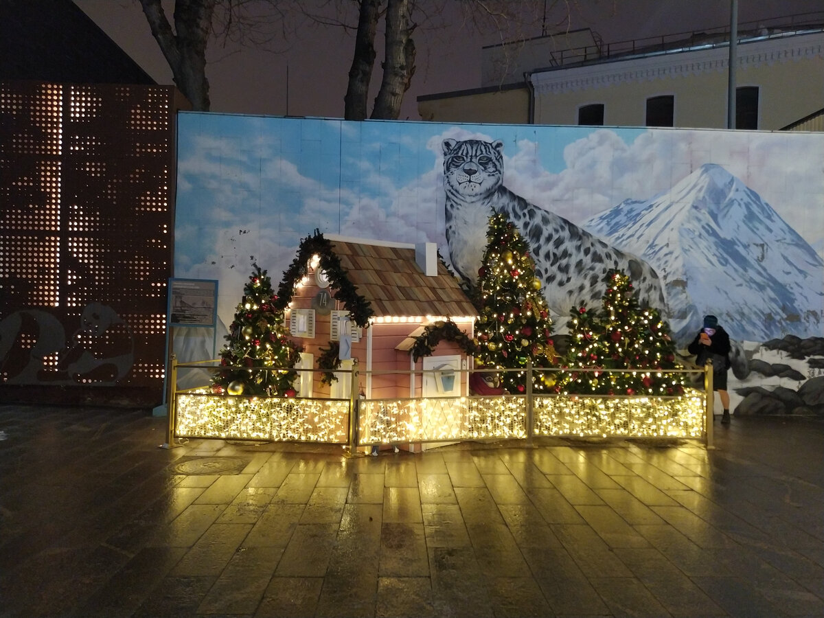 К Новому Году 2024 украсили территорию у метро "Баррикадная"