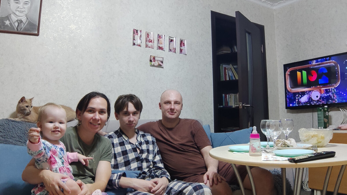 Ждём Новый год. Младший сын встречал Новый год у друга.